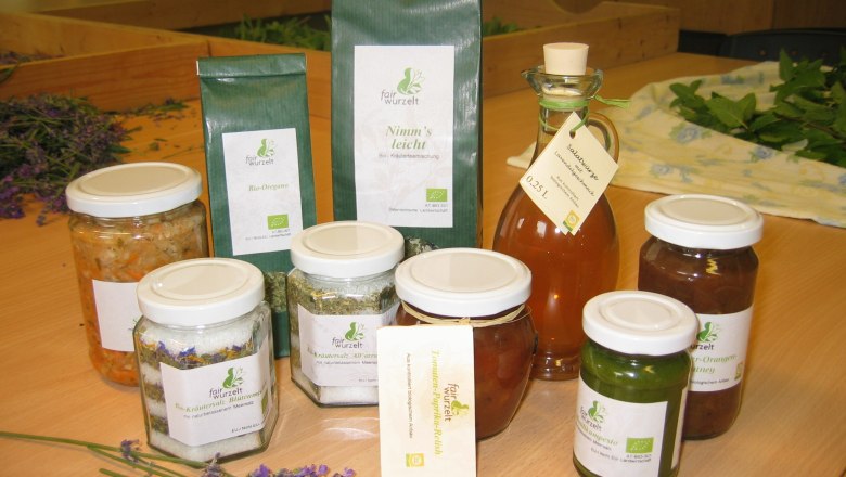 Vielf&auml;ltige Produkte stehen zum Verkauf, &copy; fairwurzelt