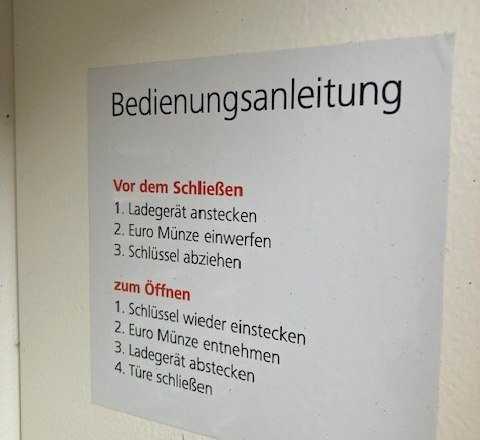 Anleitung f&uuml;r eine E-Bike Ladestation mit Schritten zum Schlie&szlig;en und &Ouml;ffnen.