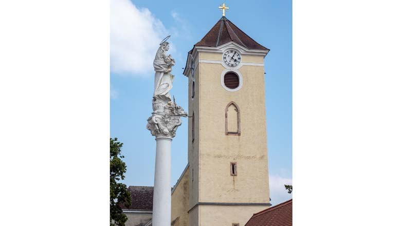 Kirchturm mit Mariens&auml;ule, &copy; Peter M&ouml;dl