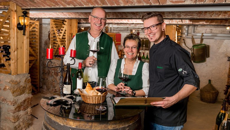 Die Gastgeber-Familie im Weinkeller, © Niederösterreich-Werbung, Rita Newman