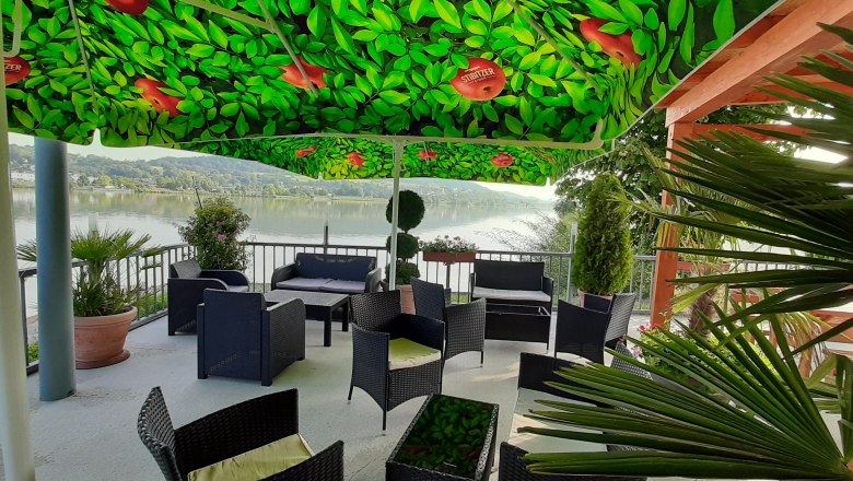 Lounge mit Palmen, &copy; Goran Hasic