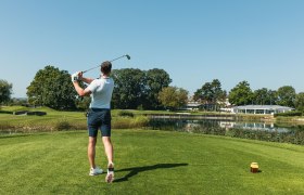 Golfspieler mit Golfschl&auml;ger in der Hand, welcher gerade Golf spielt.