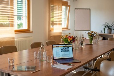 Seminartisch mit Laptop, © Thomas Vostandlechner