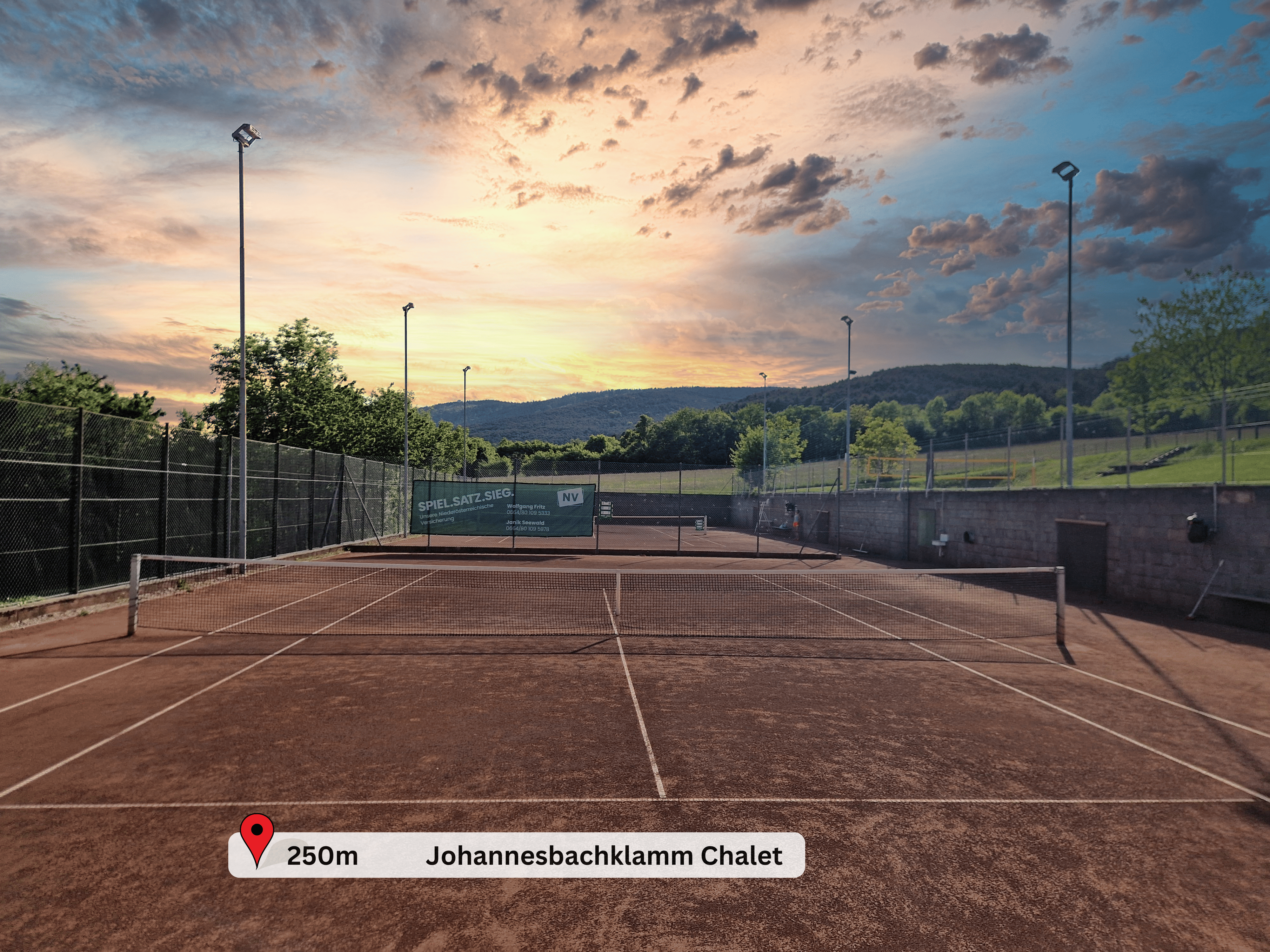 Tennisplatz bei Sonnenuntergang mit Hinweis auf Johannesbachklamm Chalet in 250 Metern Entfernung.