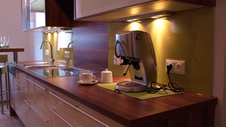 Moderne K&uuml;che mit Kaffeemaschine und Sp&uuml;le.