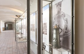 Ausstellung im Museum Krems mit historischen Objekten in Glasvitrinen.