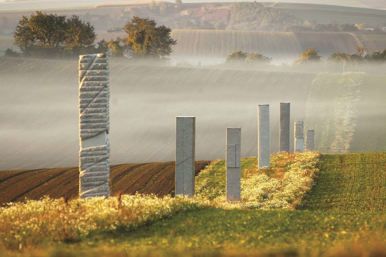 Steinskulpturen in einer nebligen Landschaft bei Harmannsdorf.