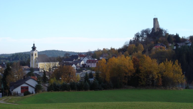 Landschaftsansicht von Arbesbach mit Kirche und Burgruine.
