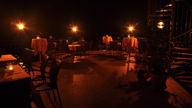 Terrasse bei Nacht, &copy; Hotel des Gl&uuml;cks