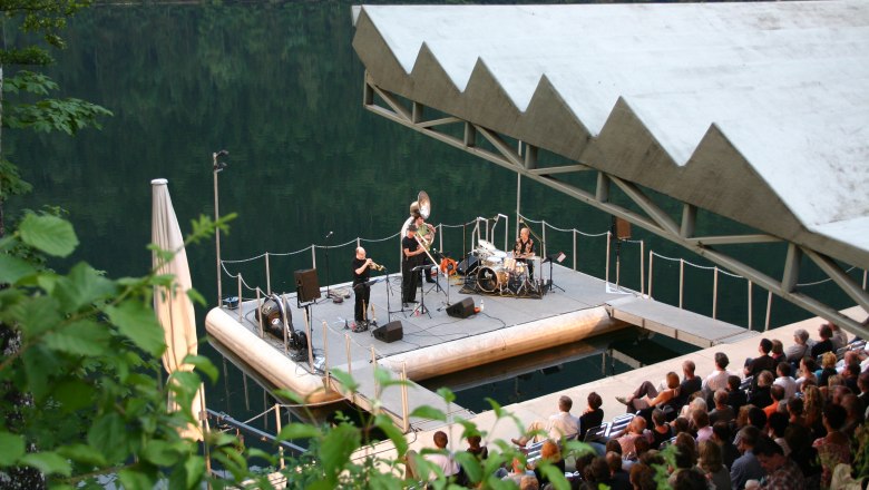 Konzert auf der Seebühne Lunz am See mit Publikum und Musikern.