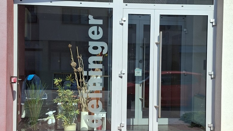 Hotel Deininger Fischamend, © Stadtgemeinde Fischamend Eingang des Hotel Deininger mit Glasfront und Pflanzen.