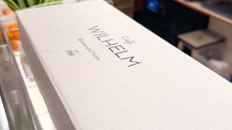 weiße Box für Brötchen zum Mitnehmen