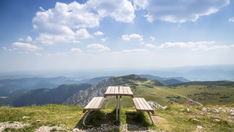 Picknicktisch auf einem Berg mit weitem Blick über die Landschaft.