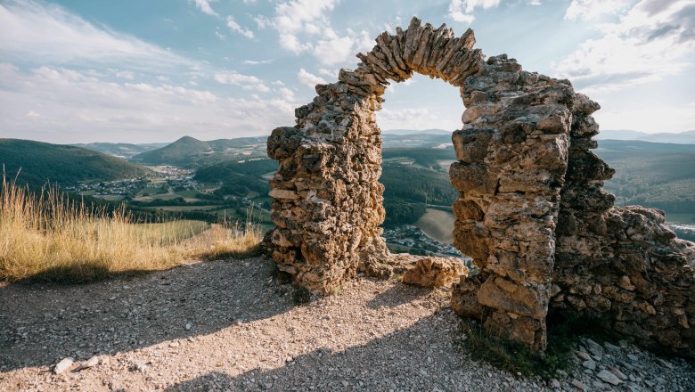 Ruine Türkensturz mit Blick auf die umliegende Landschaft.