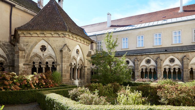 Innenhof des Stifts Zwettl mit gotischen Arkaden und gepflegtem Garten.