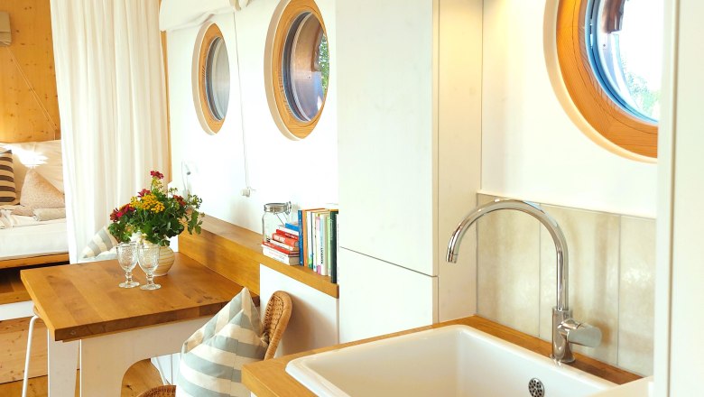 Mrs.Green Teil von K&uuml;che Esstisch, &copy; Nina Susanne Himmelmaier