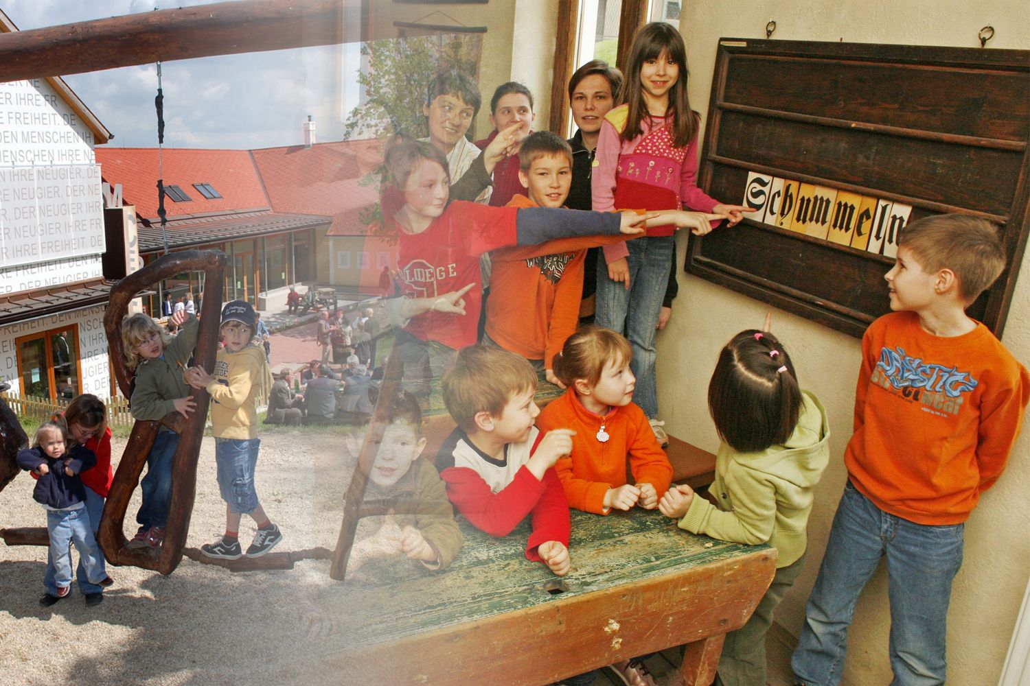 Kinder spielen im Freien und zeigen auf ein Schild mit der Aufschrift 'Schummeln'.