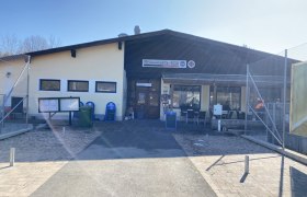 Außenansicht eines Gebäudes mit dem Schild 'Schmankerl-Eck'.