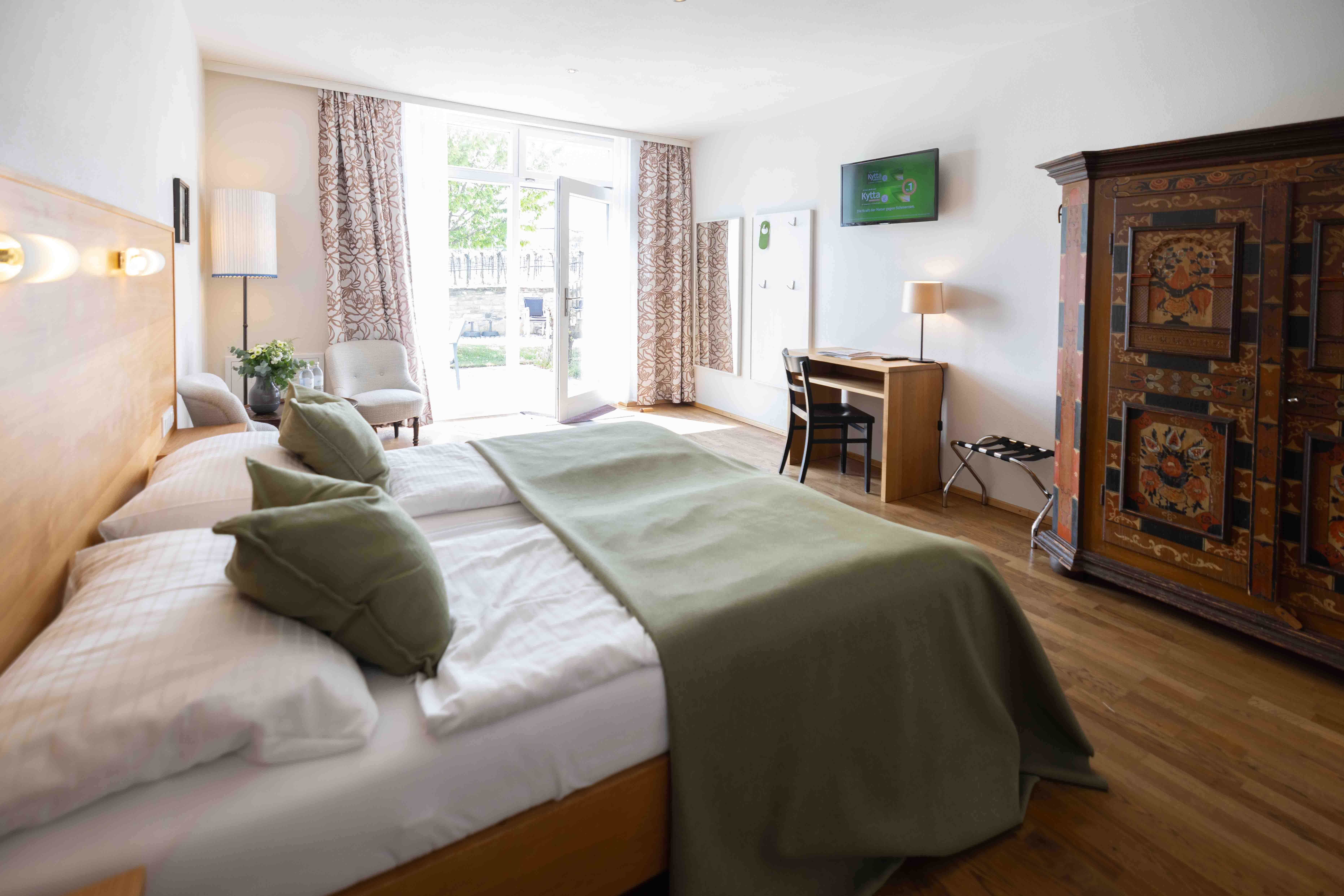 Doppelbettzimmer mit Ausblick auf Terrasse