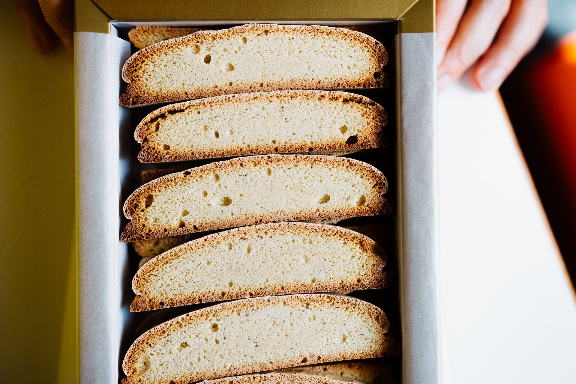 Genießen Sie die köstlichen Reichenauer Biscuitzwieback, die in der traditionsreichen Konditorei Alber hergestellt werden. Diese knusprigen Leckerbissen sind perfekt für eine kleine Auszeit in den malerischen Wiener Alpen.