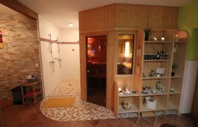 Duschbereich des Zimmers mit Eingang zur Sauna