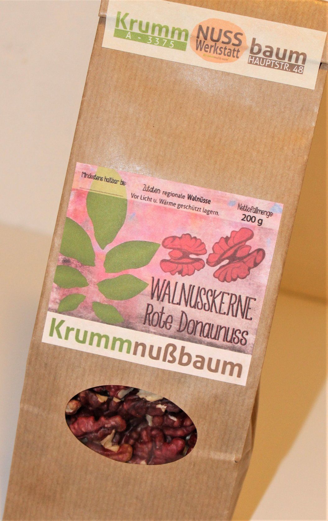 Verpackung von Walnusskernen der Sorte Rote Donaunuss mit Sichtfenster.