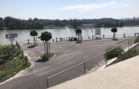 Anlegestelle Emmersdorf mit Fluss und Bäumen im Hintergrund.