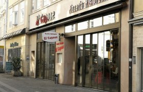 Eingang einer Pizzeria namens Al Capone in einer Einkaufsstraße.