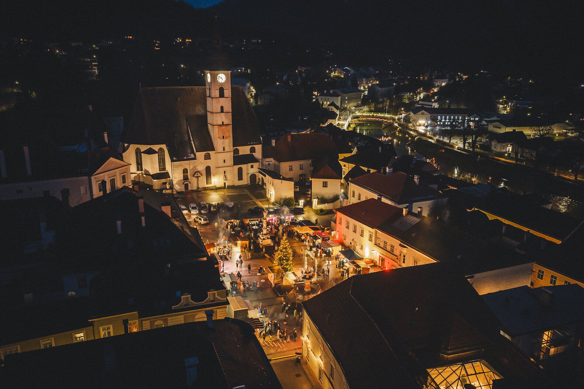 Drohnenaufnahme vom festlich beleuchteten Adventmarkt in Scheibbs.