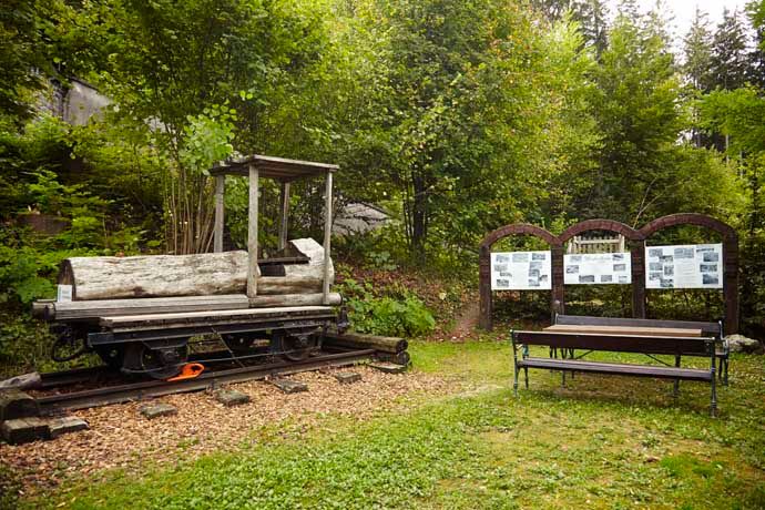 Historische Lore und Informationstafeln im Geopark Aspang.