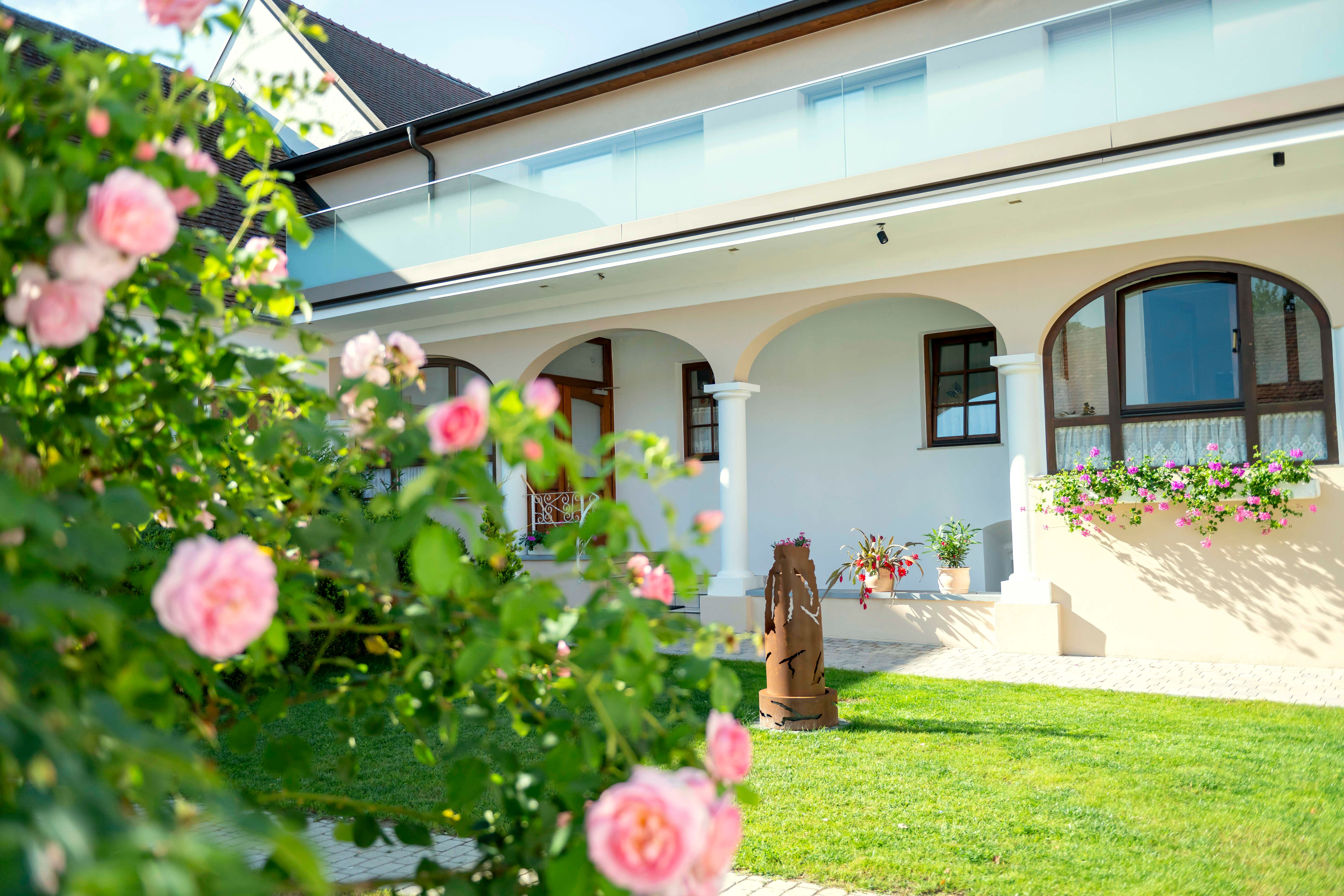Der Landgasthof Zum Lenz lädt mit seinem liebevoll gestalteten Innenhof und regionaler Küche zum Genießen und Verweilen ein – ein idealer Ort für gesellige Stunden in entspannter Atmosphäre.