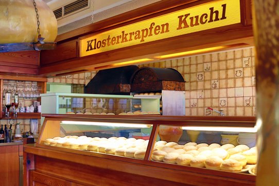 Verkaufsstand mit frischen Krapfen in einer B&auml;ckerei.