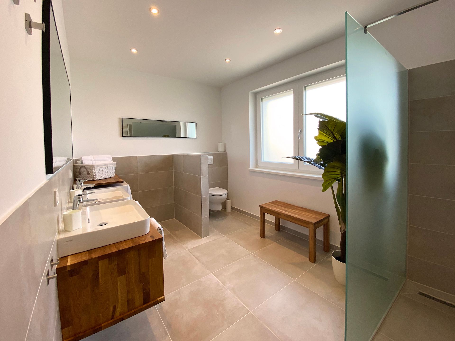 Badezimmer mit zwei Waschbecken