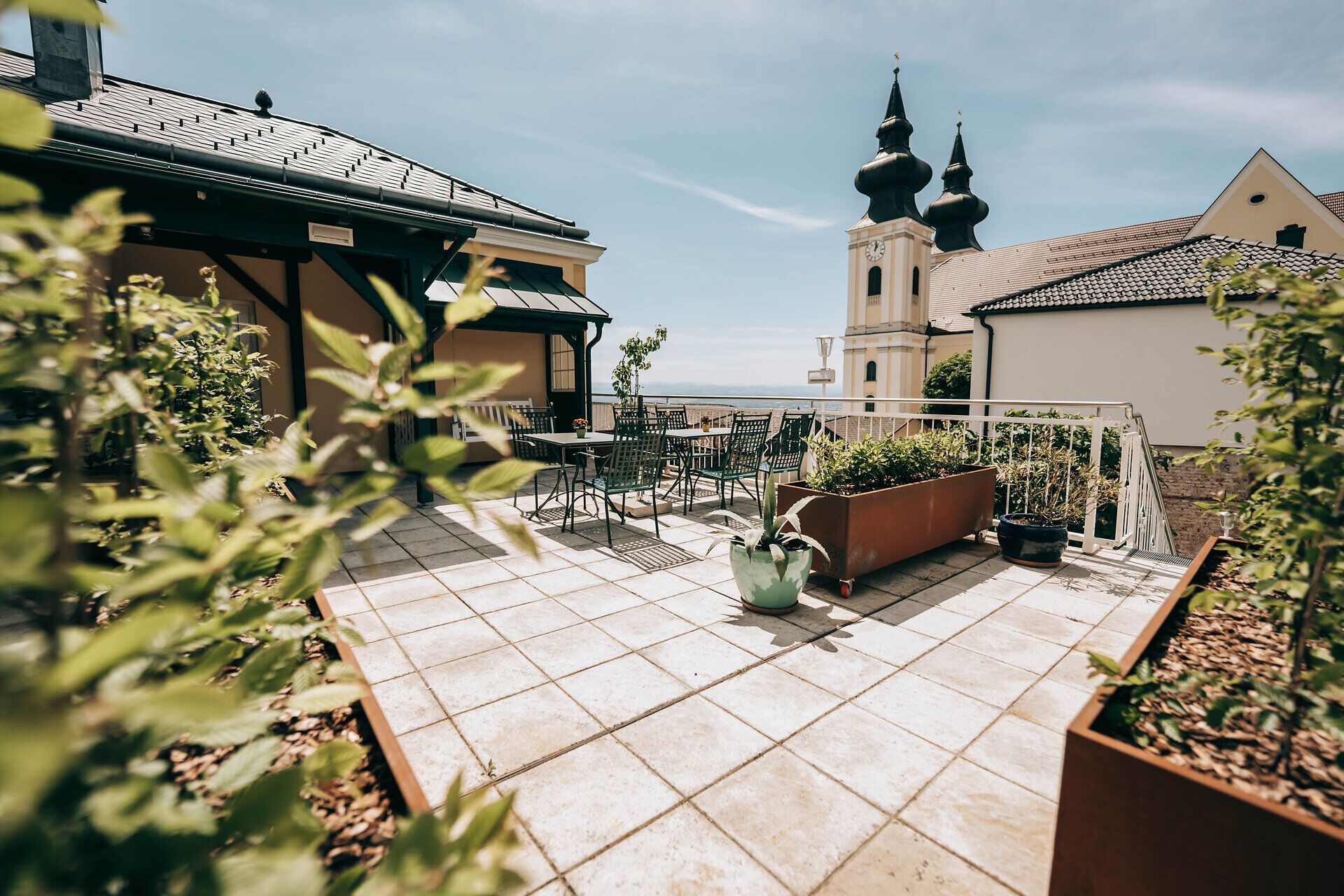 Terrasse "Zum Goldenen Löwen" mit Sitzgruppe und Ausblick auf die Basilika Maria Taferl