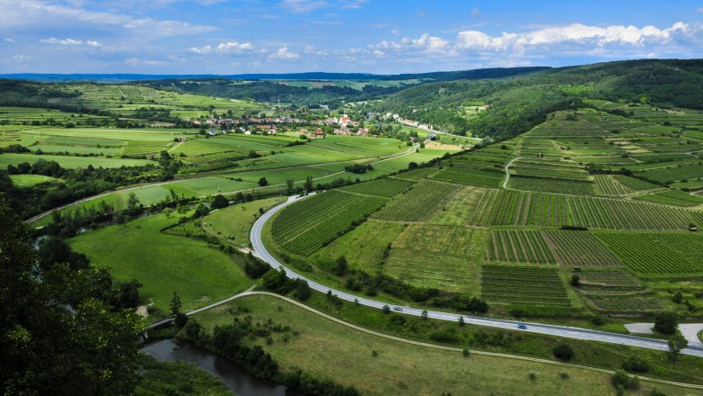 Landschaft im Naturpark Kamptal Sch&ouml;nberg mit Feldern, Stra&szlig;en und einem Fluss.