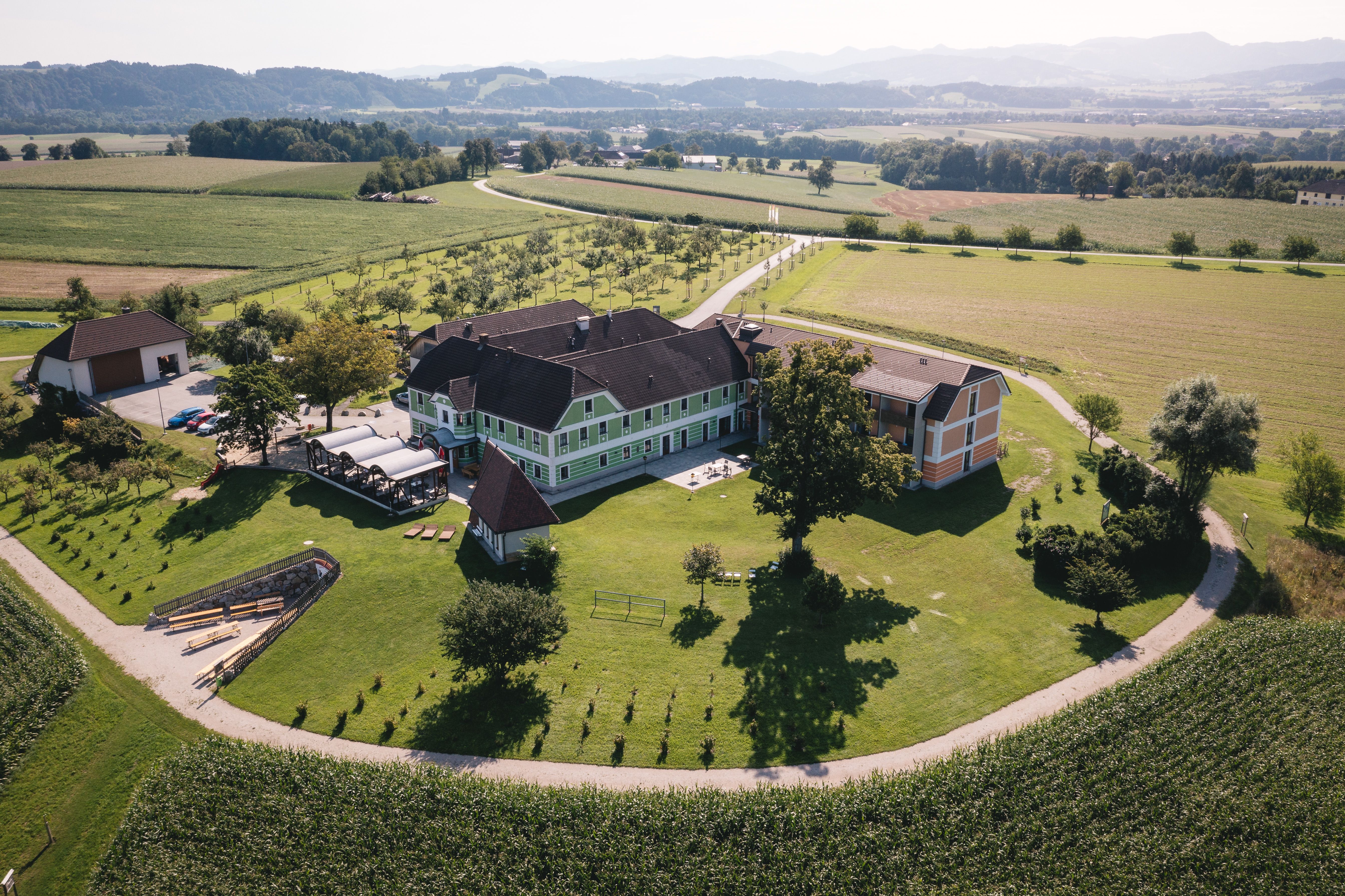 Der Mostlandhof Selner liegt eingebettet in die sanfte Hügellandschaft des Mostviertels, umgeben von weitläufigen Wiesen, Streuobstgärten und Feldern – ein idyllischer Ort zum Genießen und Entspannen.