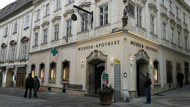 Historisches Geb&auml;ude mit der Aufschrift 'Mohren Apotheke'.