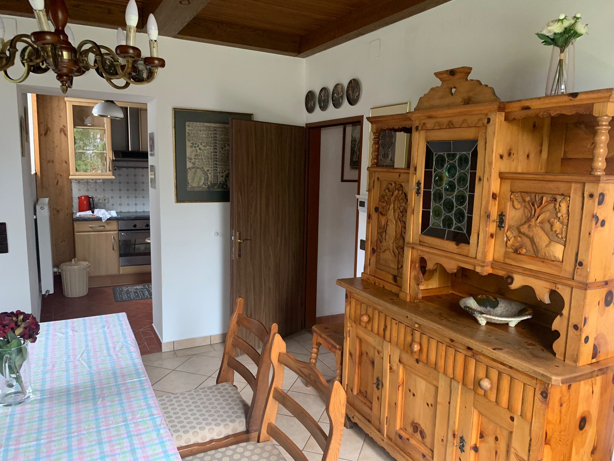 Rustikaler Innenraum mit Holzmöbeln und Esstisch.