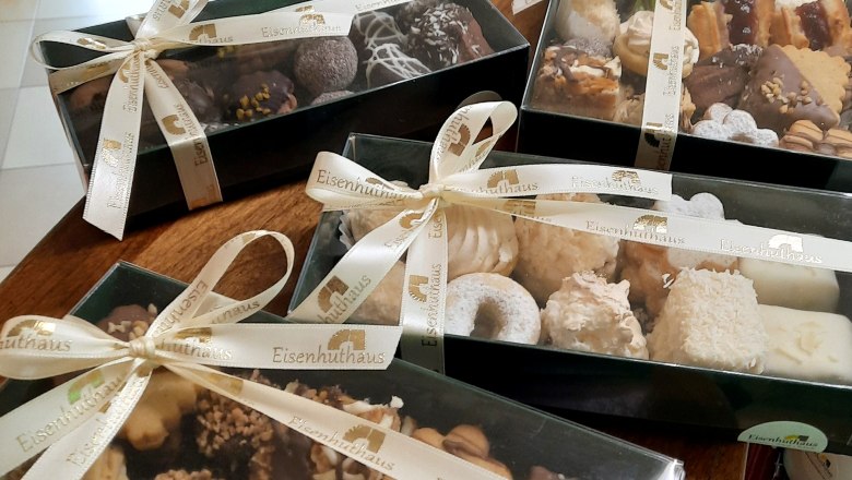 Geschenkboxen mit Weihnachtsgeb&auml;ck auf einem Tisch.