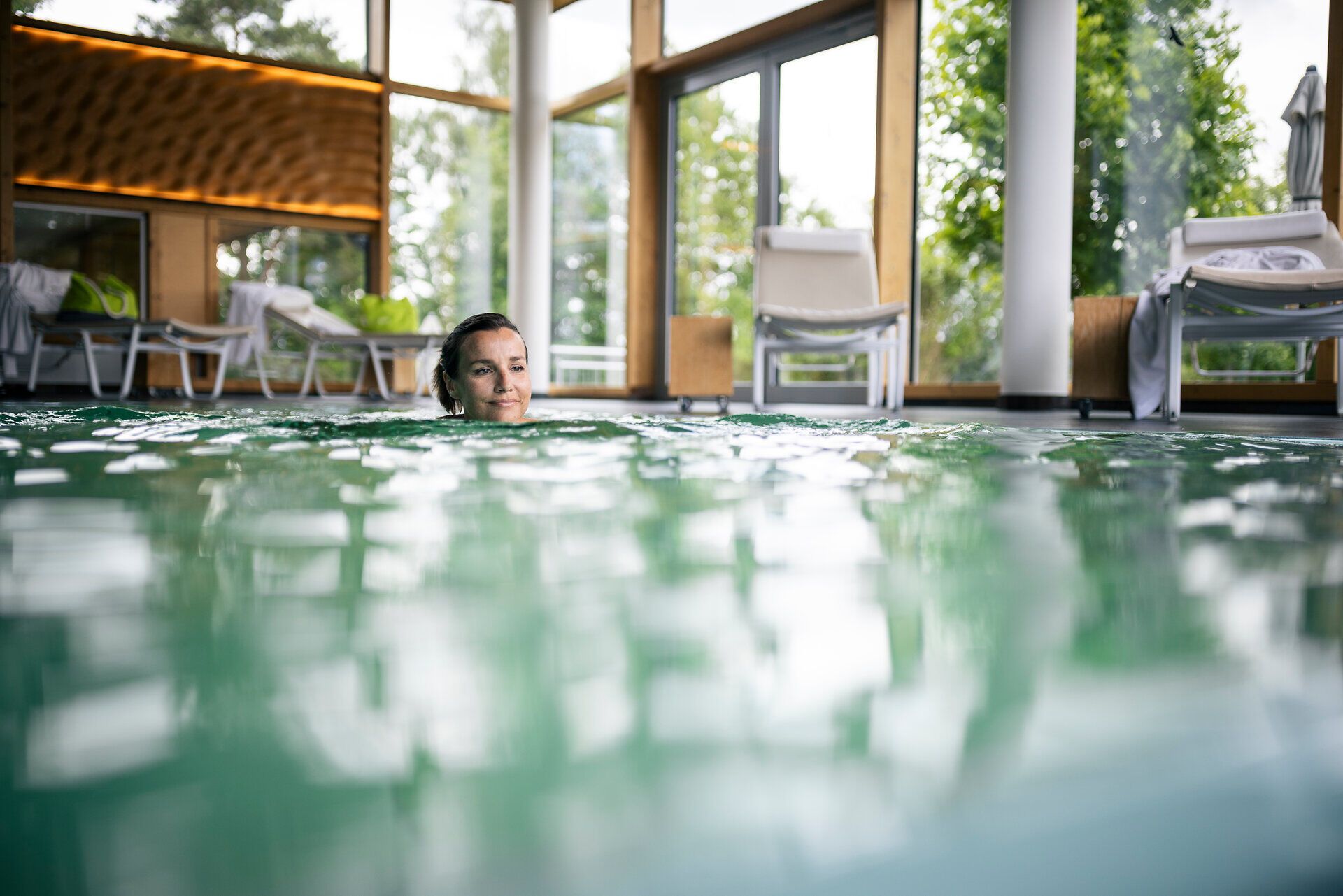 Eine Frau schwimmt im Pool des Gesundheitshotels Klosterberg im Waldviertel.