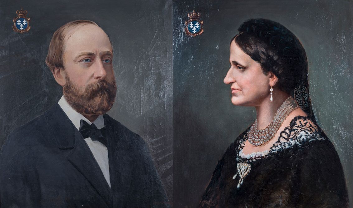 lte Porträts von Graf und Grafin Chambord in formeller, dunkler Kleidung, mit Wappen oben links und rechts.