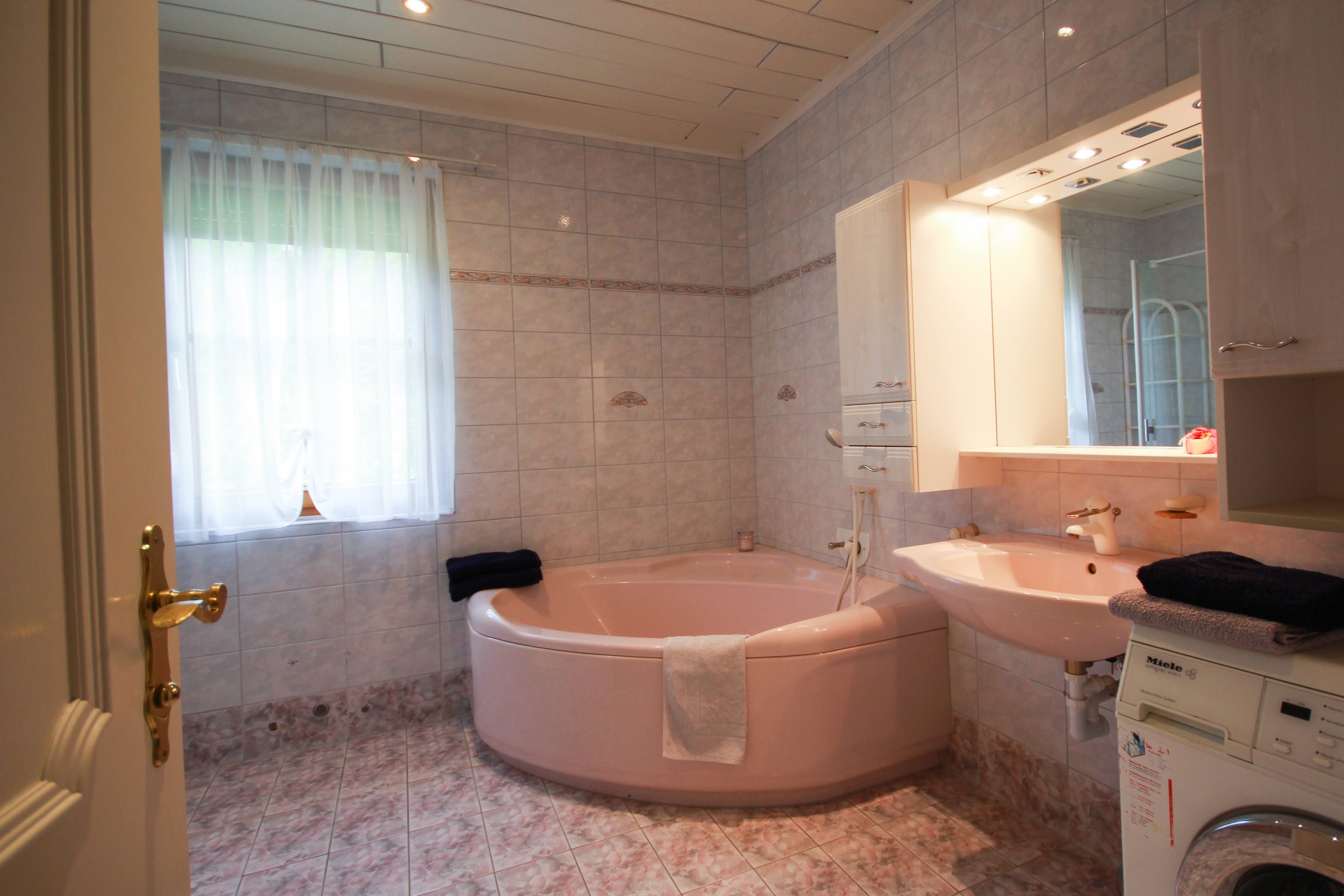 badezimmer-mit-eckbadewanne
