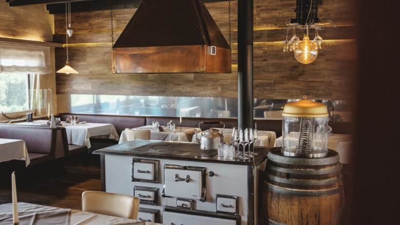 Gem&uuml;tliches Restaurant mit rustikaler Einrichtung und Holzelementen.