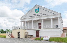 Kulturhaus Petronell-Carnuntum mit klassischer Fassade und S&auml;ulen.
