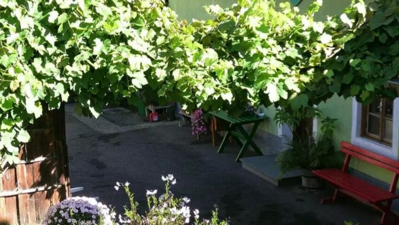 Innenhof mit Blumen und Sitzm&ouml;glichkeit