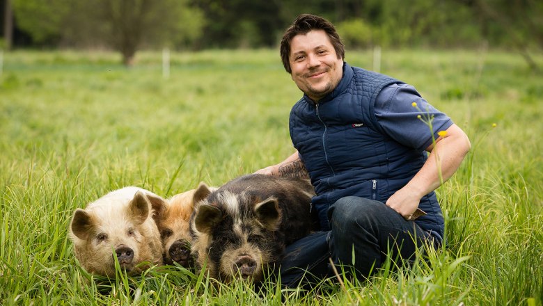 Christian und die Kune Kune Schweine in der Edermühle: Schweine streicheln hebt die Stimmung, © Arvid Uhlig