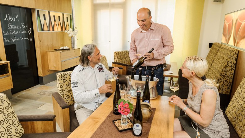 Martin Donabaum bei einer Weinverkostung im Weingut